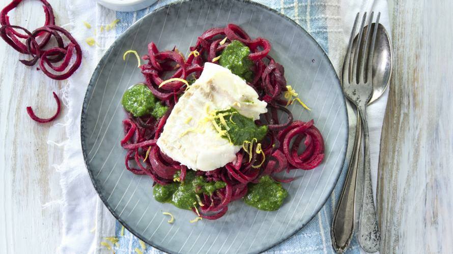 Rote Bete-Spaghetti mit Kabeljau und Zitronen-Dill-Pesto