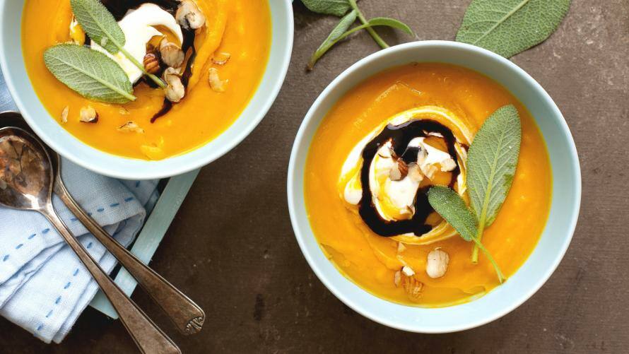 Kürbissuppe mit Apfel und Quark-Topping