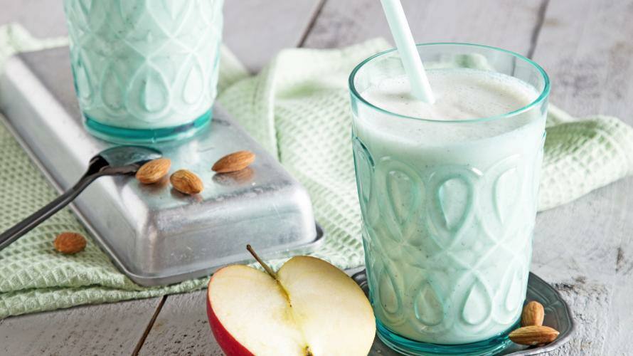 Shake mit Mandelmilch und Äpfeln