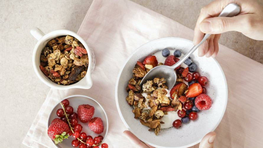 Müsli in einer Schale mit Beeren