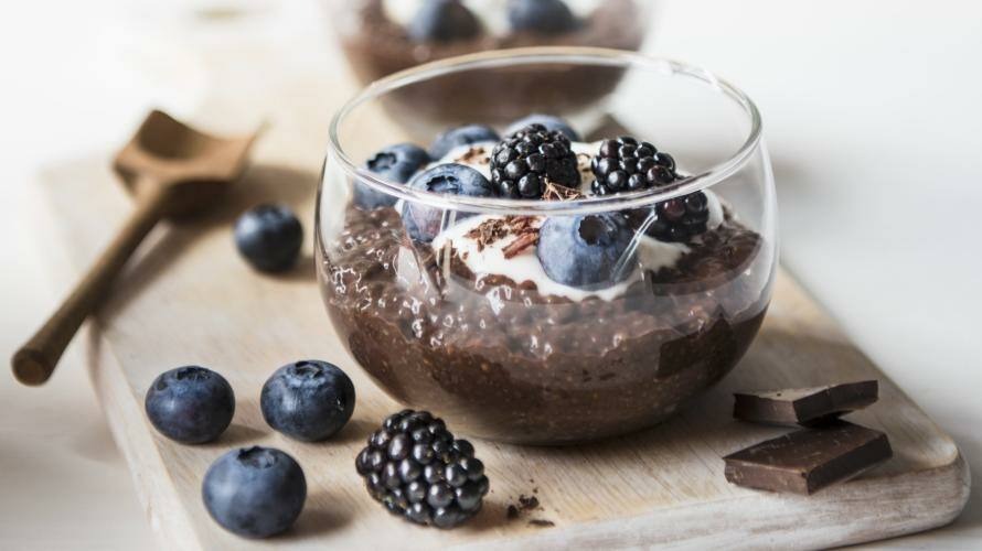 Pudding in Glas mit Beeren