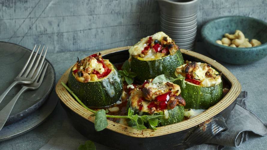 4 gefüllte Rondini mit Paprika, Zwiebel und Feta, dazu frischer Oregano