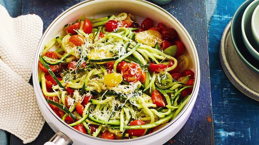 Zucchini-Spaghetti mit Tomaten in einer Pfanne