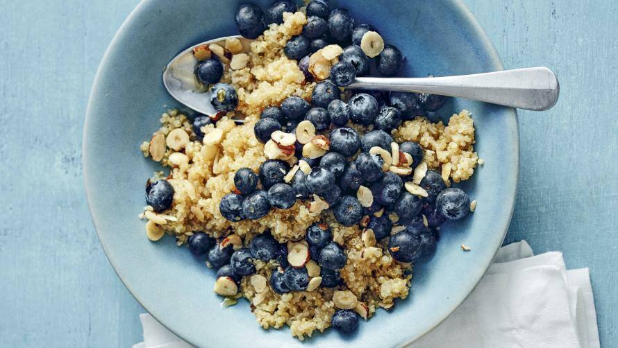 Schale mit Quinos, Blaubeeren und Haselnüssen