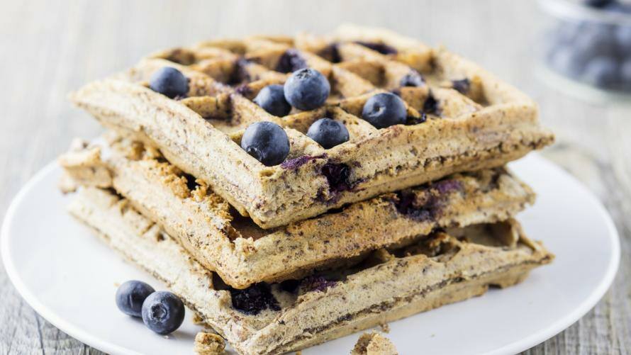 Vegane Kokos-Mandel-Waffeln mit Heidelbeeren