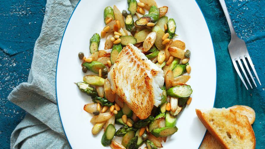 Gebratener Spargel mit Kabeljau und Pinienkern-Kapern-Butter