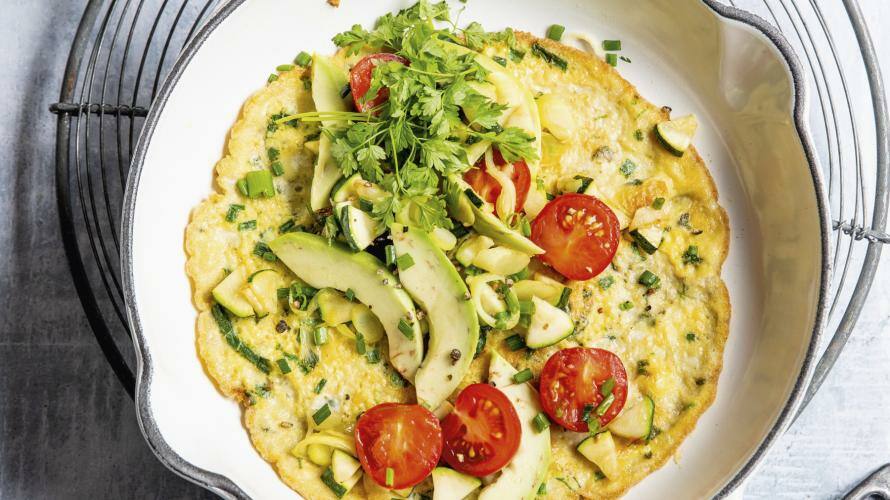 Omelett in Pfanne mit Avocado und Tomaten