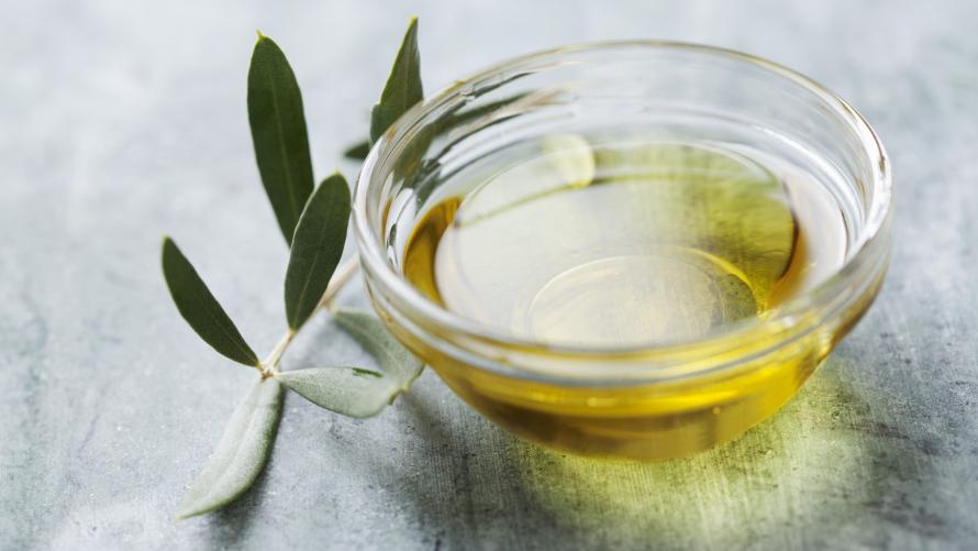 Ein Schälchen kaltgepresstes Olivenöl