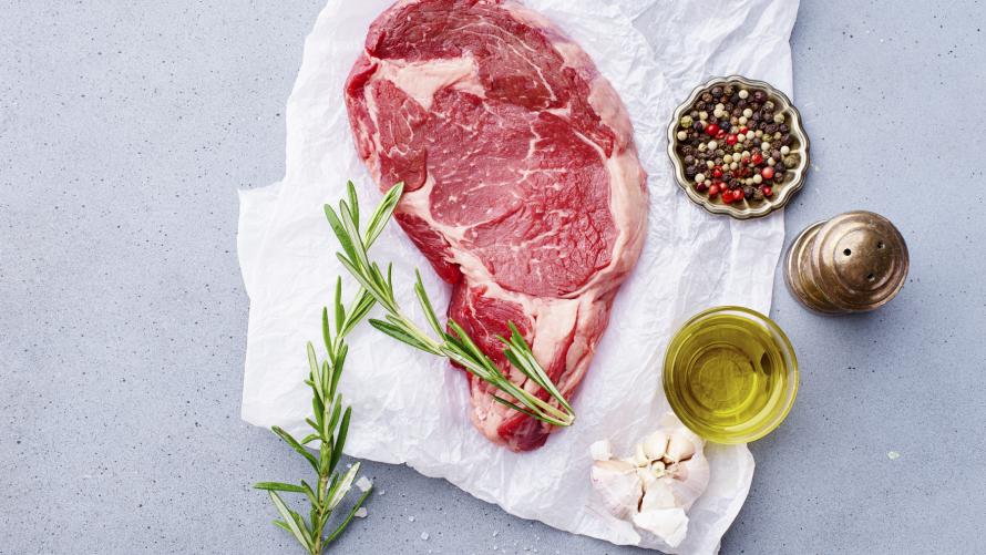 Rohes Chuck Steak vom Black Angus Rind mit Gewürzen auf Papier