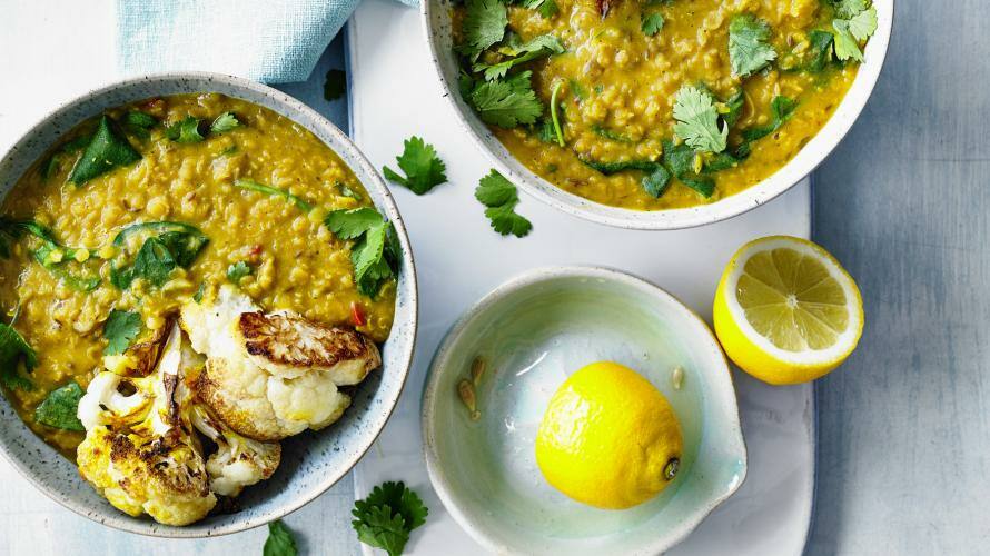 Vegetarisches Dal mit gelben Linsen und Blumenkohl