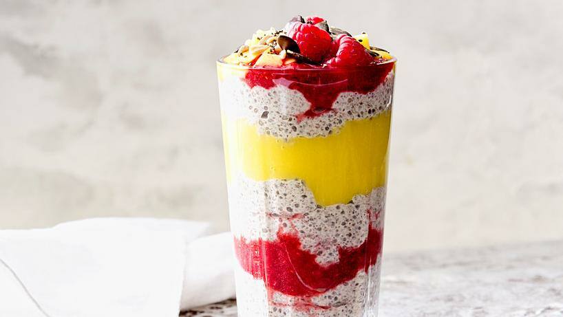 Chia-Pudding mit Mango und Himbeeren