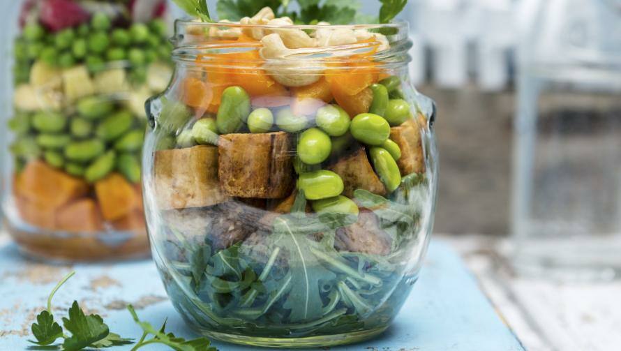 Veganer Tofusalat mit Gemüse und Cashews im Glas