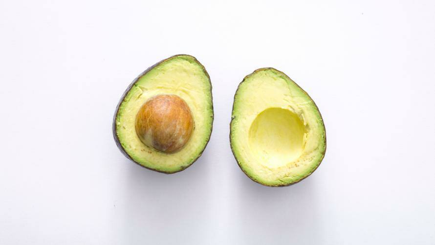 Aufgeschnittene Avocado auf hellem Untergrund