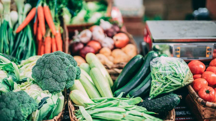 Marktstand mit verschiedenen Sorten Gemüse