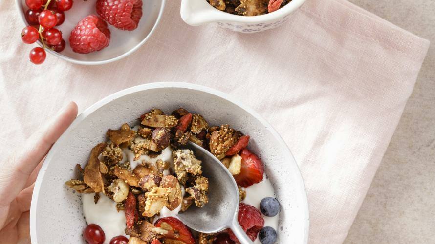 Nuss-Granola-Müsli mit Beeren (Low Carb)