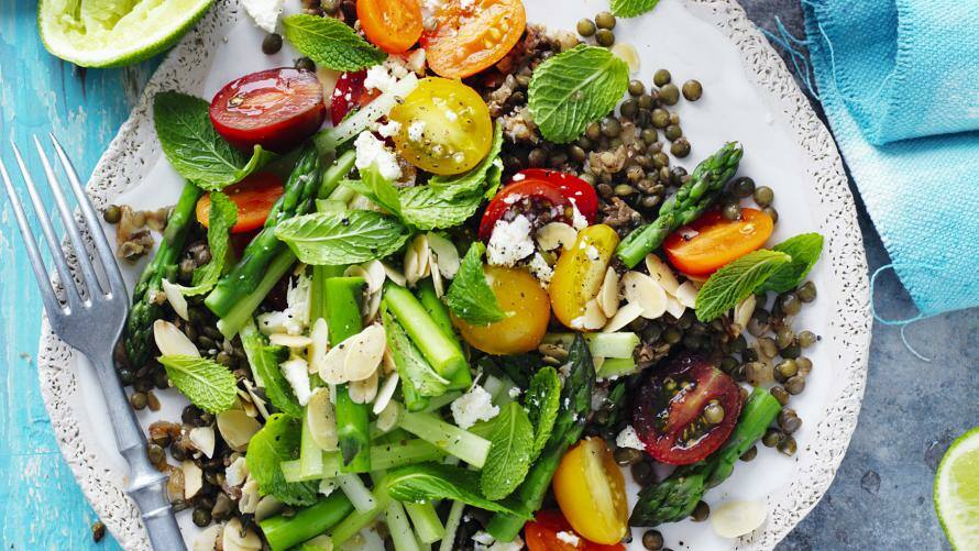 Linsen-Spargel-Salat mit bunten Tomaten