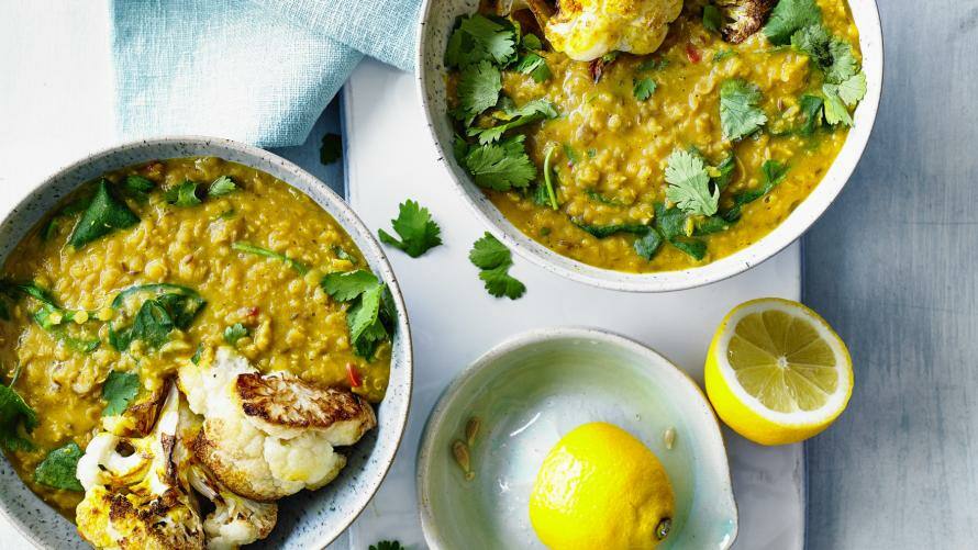 Vegetarisches Dal mit gelben Linsen und Blumenkohl