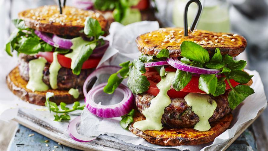 Süßkartoffel-Burger mit Putenhackfleisch auf Tablett mit Sauce