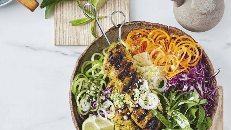 Hähnchen Bowl mit Gemüse-Spaghetti in einer Schüssel