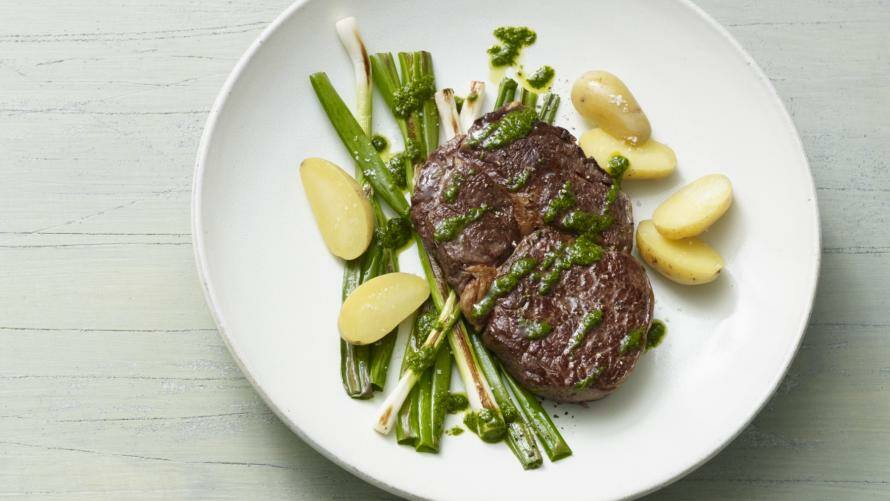 Rindersteak mit Bärlauchöl auf einem Teller 