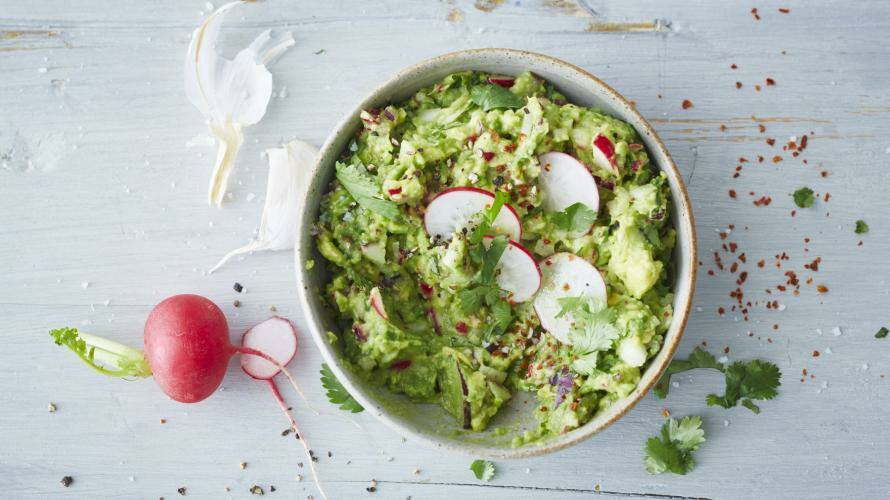 Guacamole mit Radieschen in Schale