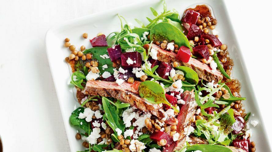 Linsen-Salat mit Steak, Roter Bete und Feta auf einem Teller