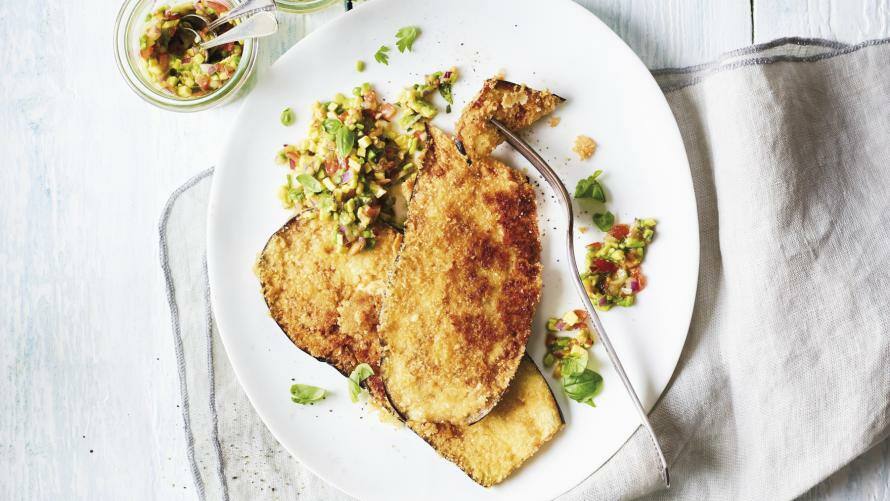 Auberginenschnitzel mit Salsa auf weißem Teller