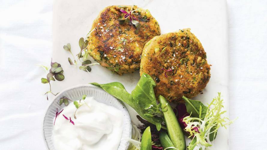 Lachsfrikadellen mit Quinoa und Joghurtdip auf einem weißen Brett