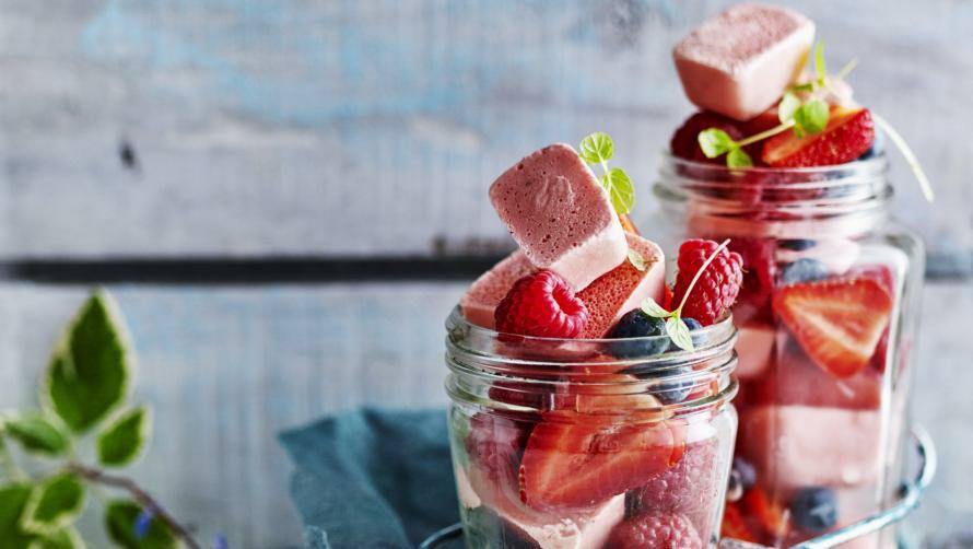 Eiswürfel und Beeren in einem Glas xxx