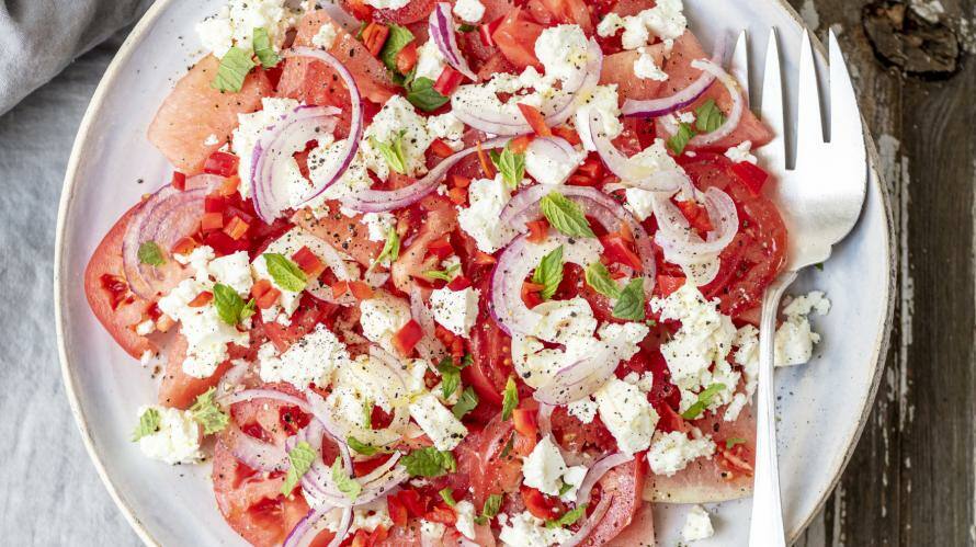 Wassermelonensalat auf einem Teller