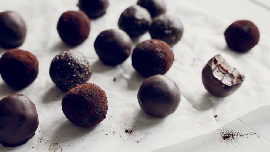 Low Carb Snickers Balls auf Backpapier
