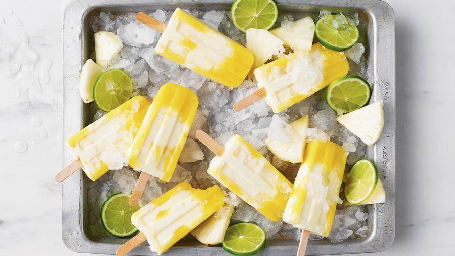 Gelbes Eis am Steil auf einem Blech mit Eiswürfeln