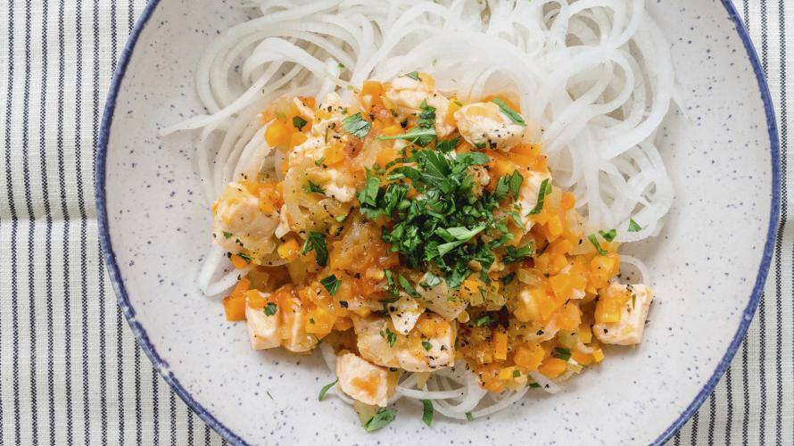 Rettichnudeln mit Lachsbolognese in einer hellen Schüssel