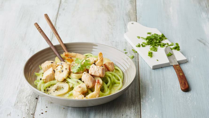 Lachs und Garnelen Pfanne in Schüssel mit Stäbchen