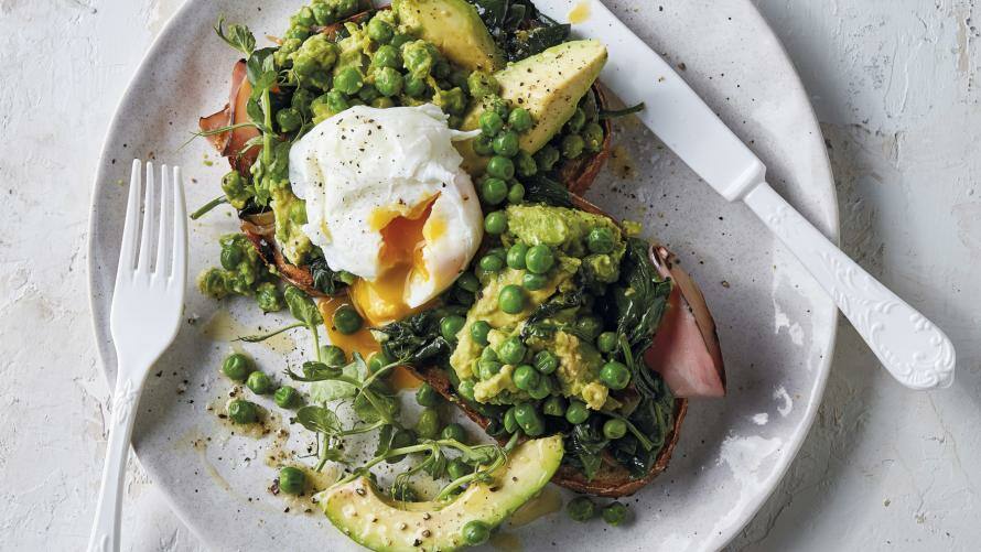 Eiweißbrot auf einem hellen Teller mit Besteck