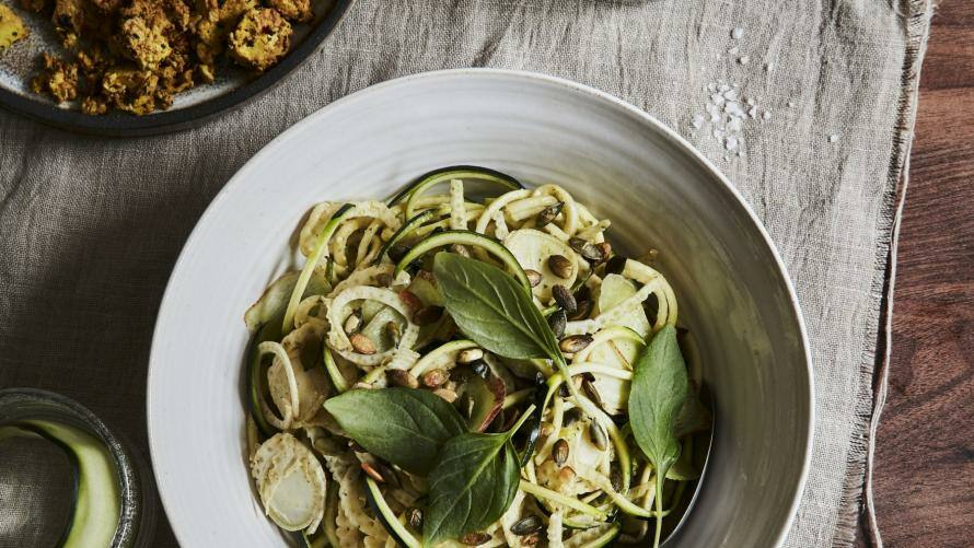 Teller mit Zoodles und Tofuwürfeln auf Stofftuch