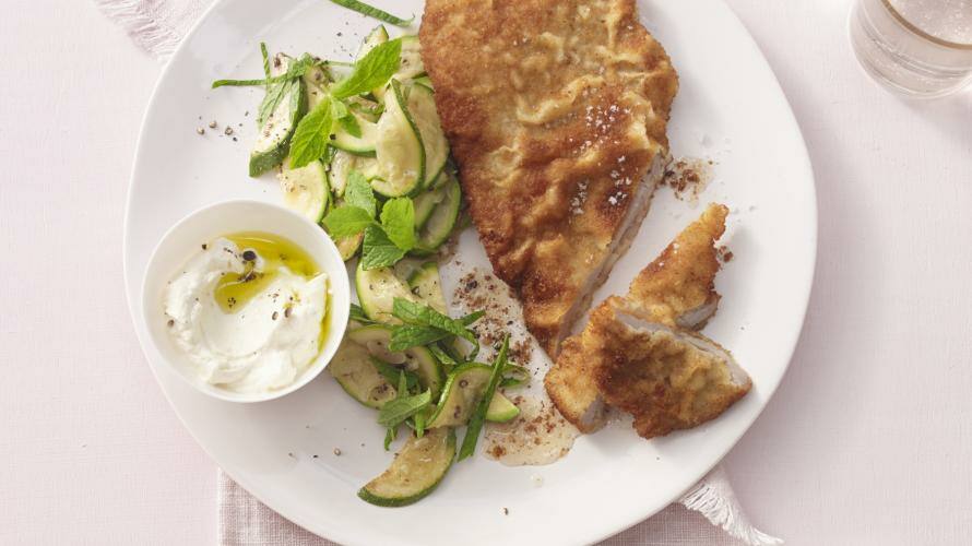 Parmesanschnitzel mit Gemüse auf einem Teller