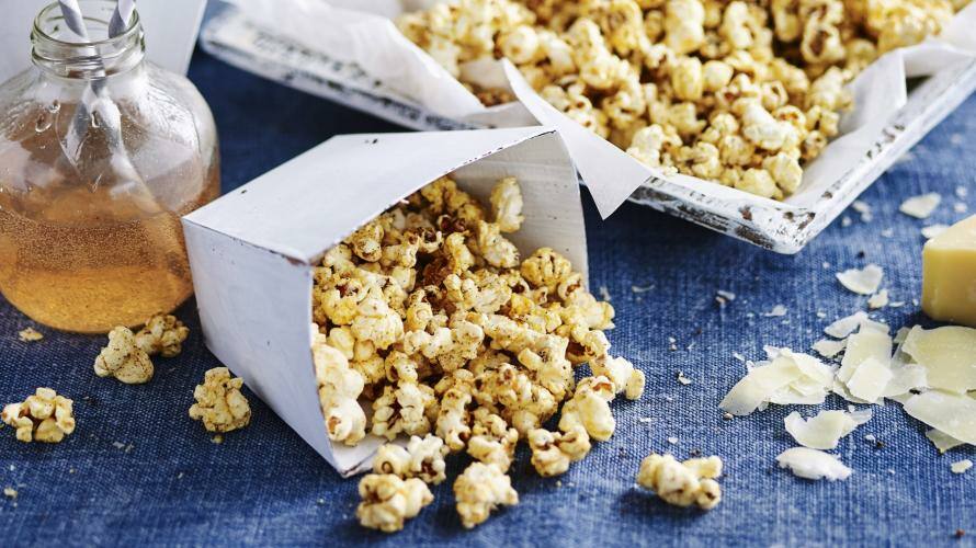 Popcorn in kleinen Papierboxen