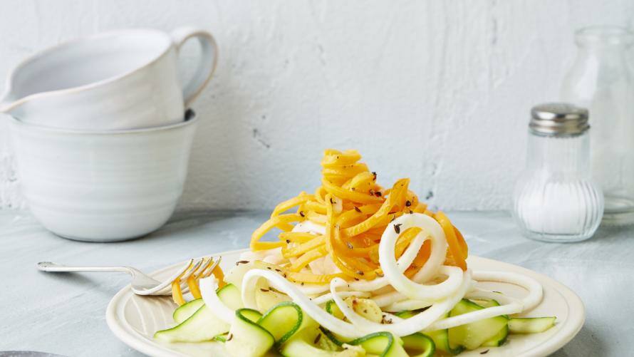 Verschiedene Gemüsenudeln angehäuft auf Teller (Low Carb)