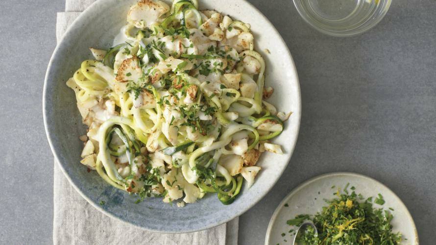 Teller mIt Zucchini-Nudeln und Blummenkohl, Schale mit Zitronenscheibe und Gremolata