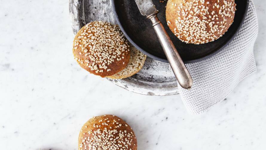 Brötchen auf einem Teller