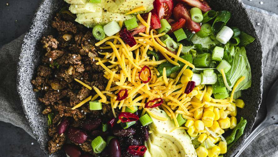 Bowl mit Hack,Avocado, Cheddar, Mais