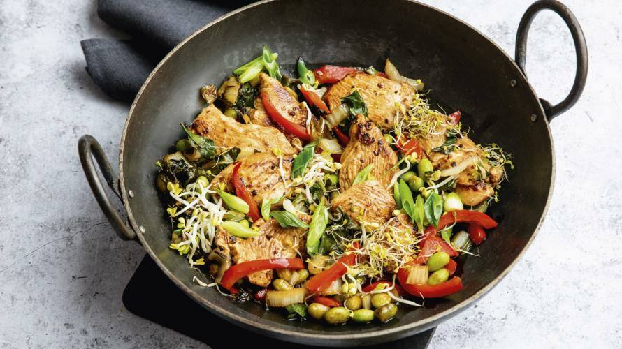 Wok mit Gemüse, Hähnchen und Sprossen aus Marmorplatte