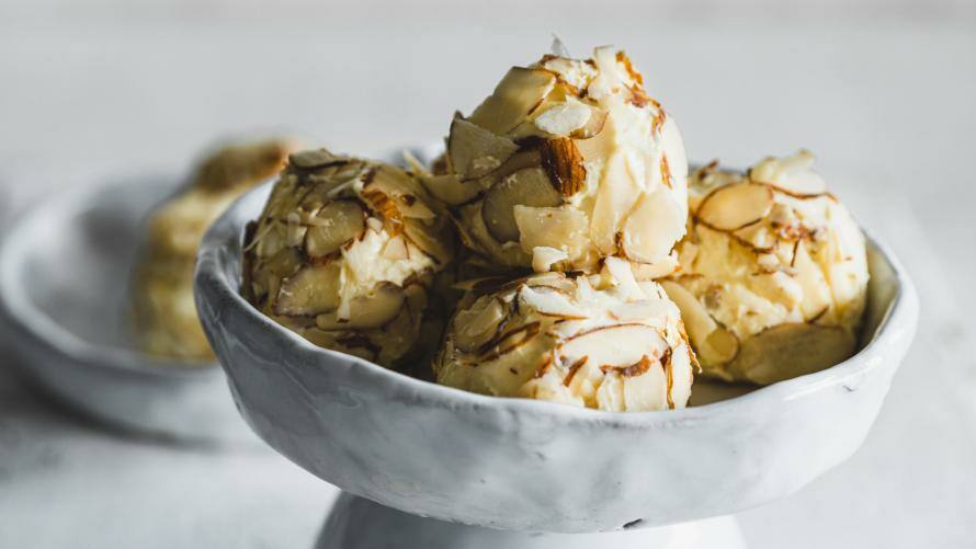 Erhöhte Schüssel mit Bällchen, die mit Mandeln ummantelt sind