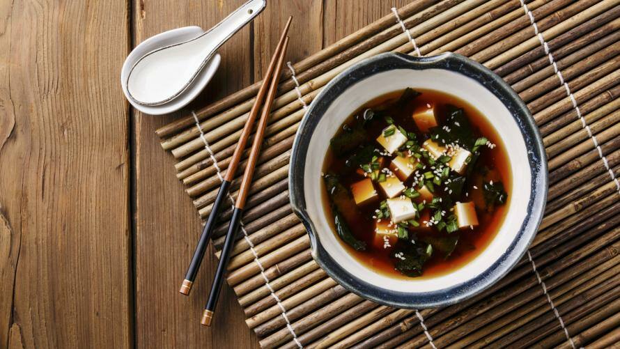 Misosuppe in einer Schüssel mkt Tofu