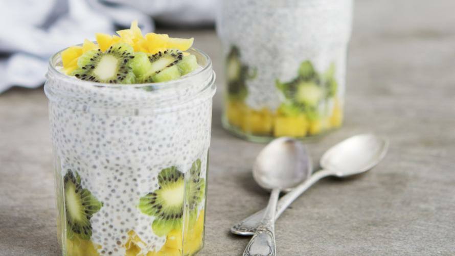 Glas mit Joghurt, Kiwi und Mango gefüllt