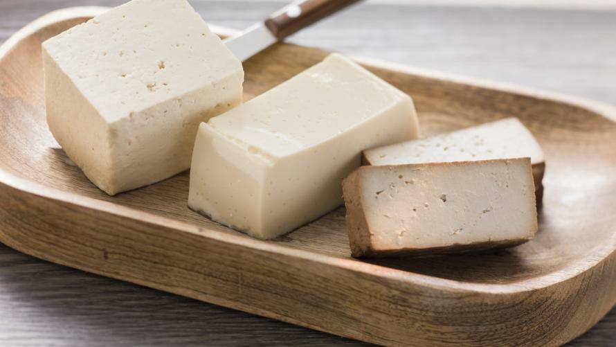 Naturtofu, Seidentofu und Räuchertofu auf einem Brett