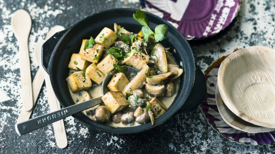 Topf mit Tofu und Champignons in heller Sauce, darüber Petersilie