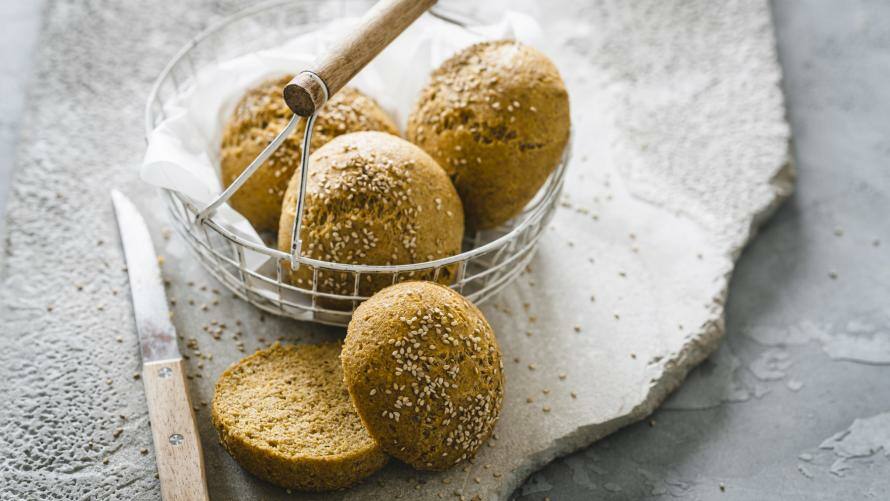 Burger Buns mit Sesam in Gitternetzschüssel