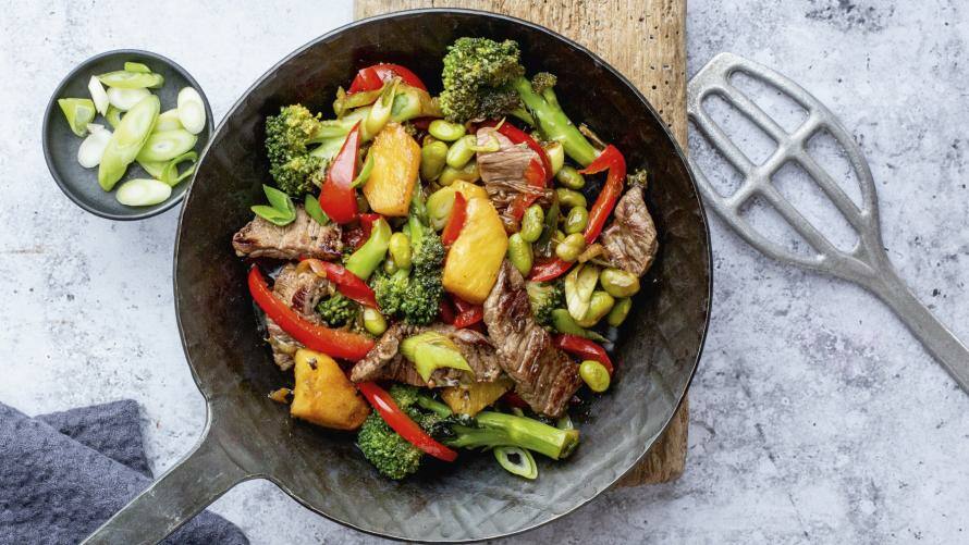 Wock mit Fleisch, Brokkoli, Edamame, Paprika und Ananas